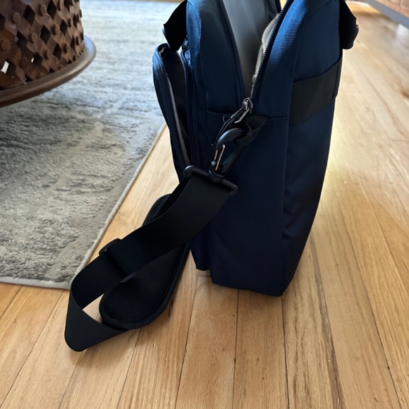 Tomtoc 360 Protective Laptop Shoulder Bag - Picture 11 of 11